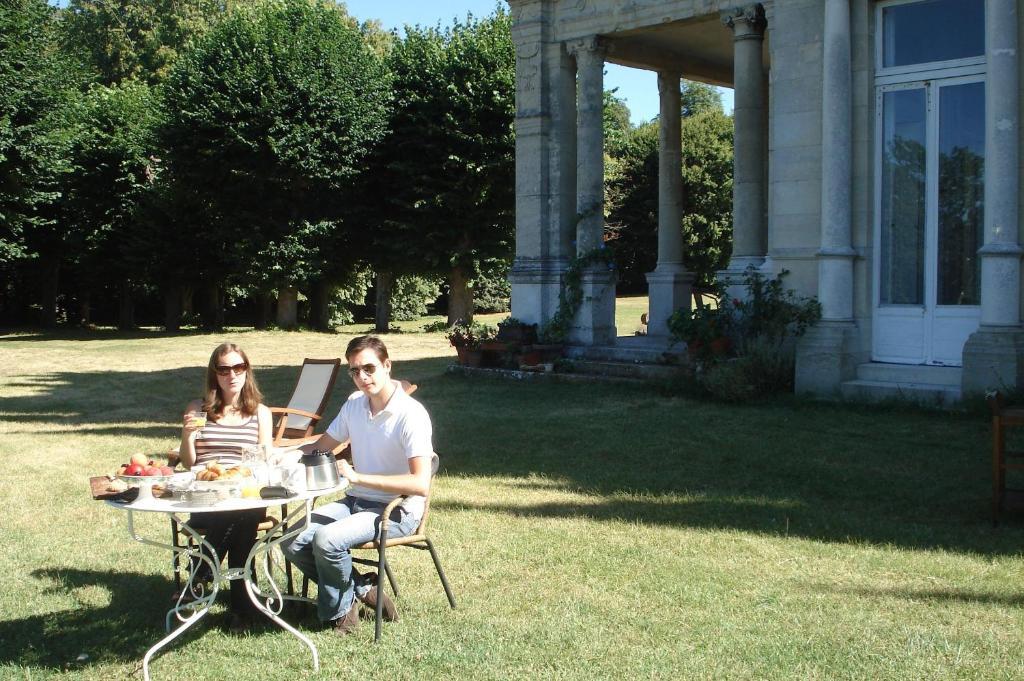 Chateau De La Madeleine Acomodação com café da manhã Pressagny-lʼOrgeuilleux Exterior foto