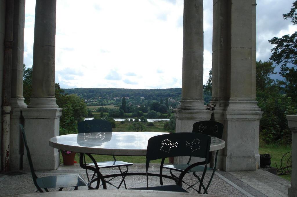 Chateau De La Madeleine Acomodação com café da manhã Pressagny-lʼOrgeuilleux Exterior foto